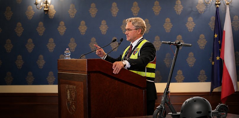 [WIDEO] Majewski grzmi o hulajnogach. Chce chronić dzieci przed tragedią
