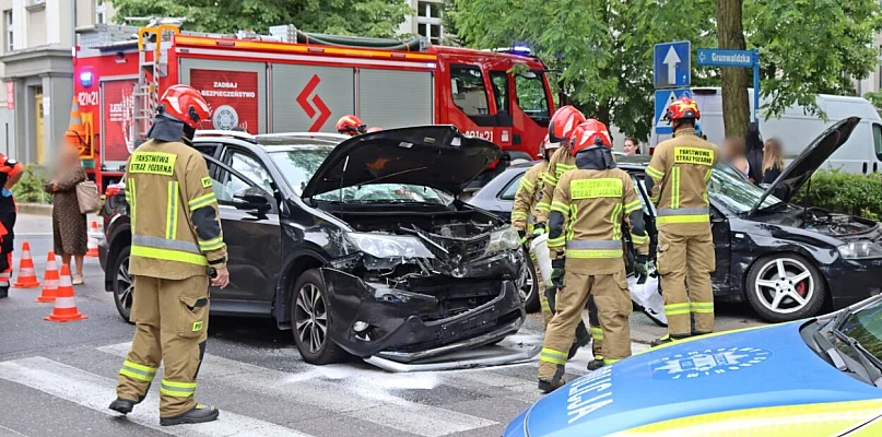 [FOTO] Zderzenie aut pod szkołą w Głogowie. Poszkodowane dwie osoby