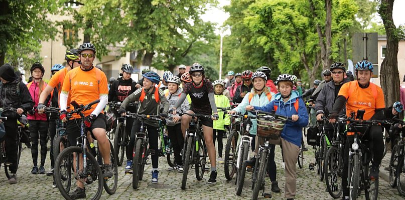 [FOTO] Ponad 70 osób na starcie rajdu! Deszcz nie zepsuł święta rowerzystów