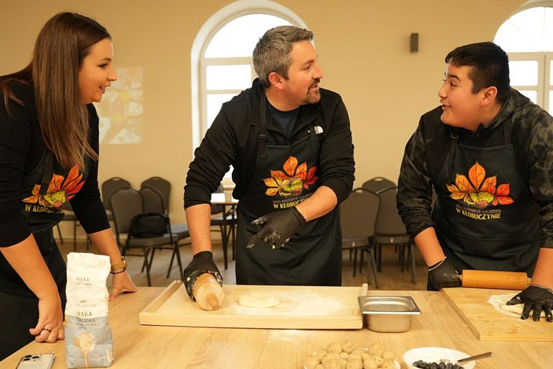 Lepienie pierogów z Chilijczykami