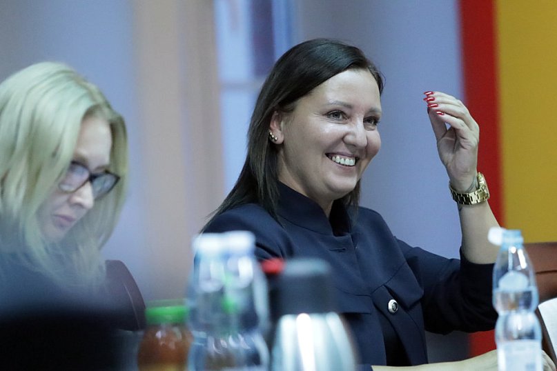 Sesja: ktoś na telefonie, ktoś czyta etykietę