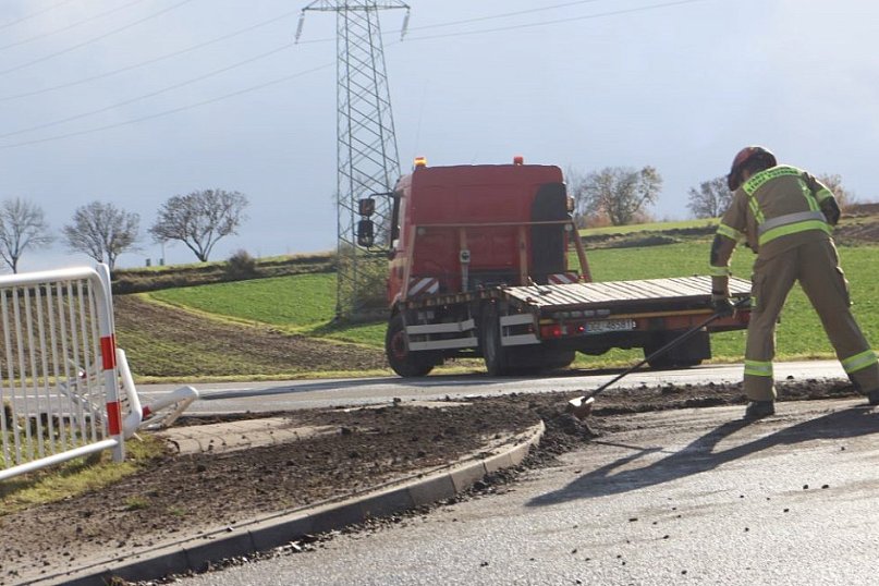 Wiatr przewrócił naczepę