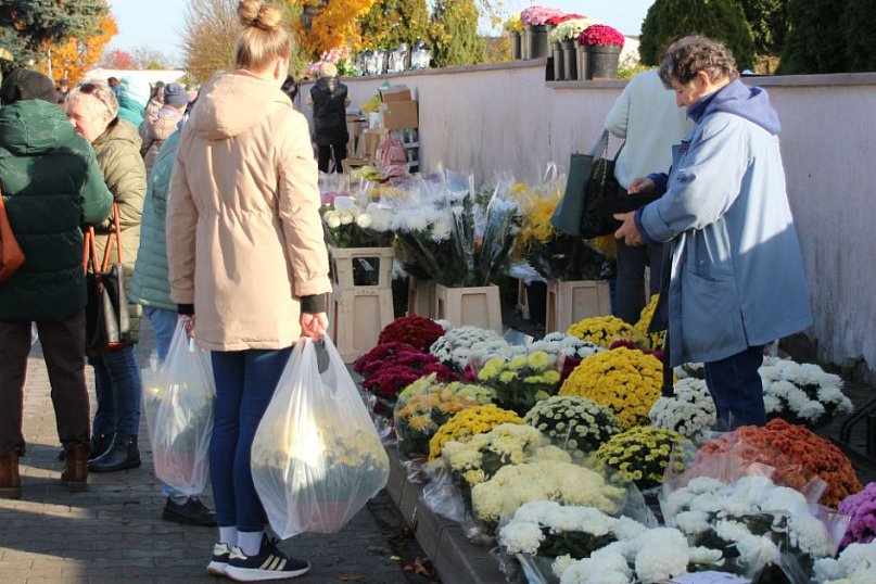 Targ i cmentarze przed Świętem Zmarłych