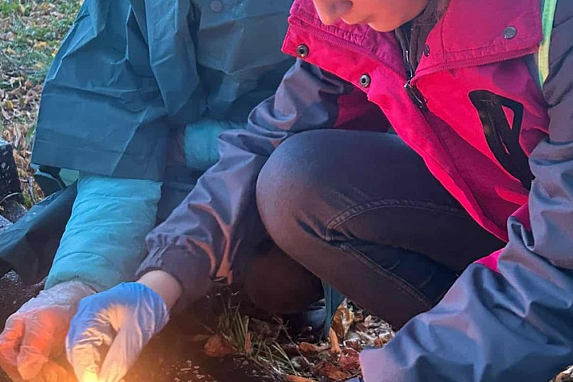 Harcerze ZHP zadbali o groby i pomogli