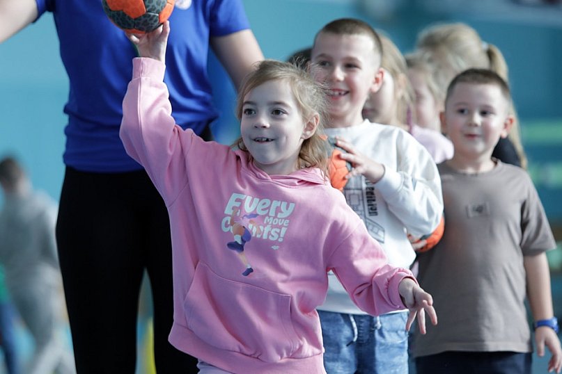 Uczniowie trenowali ze szczypiornistami