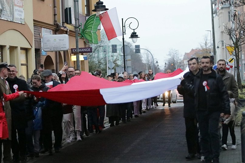 Rynkiem szli z wielką flagą