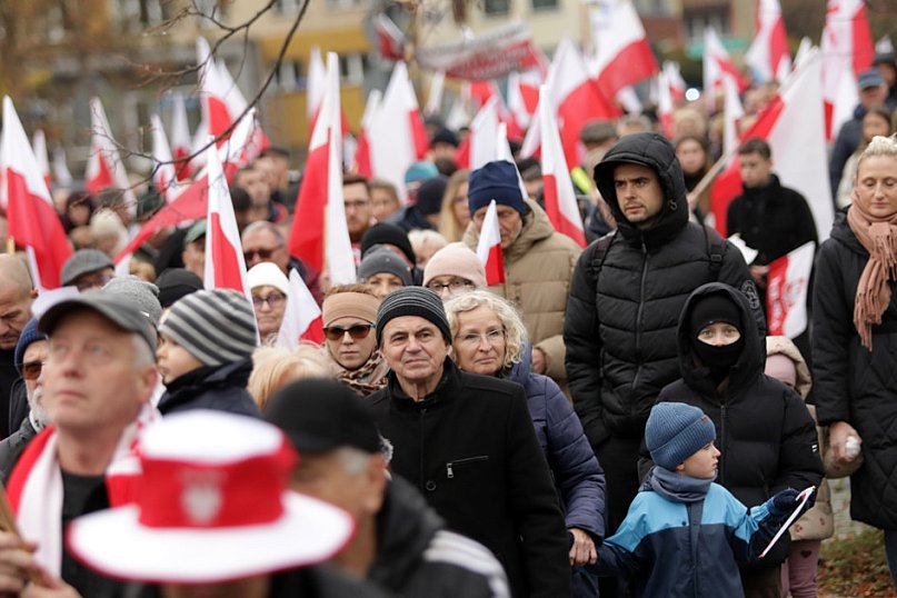 Cześć i chwała bohaterom! Tłum poszedł z flagami