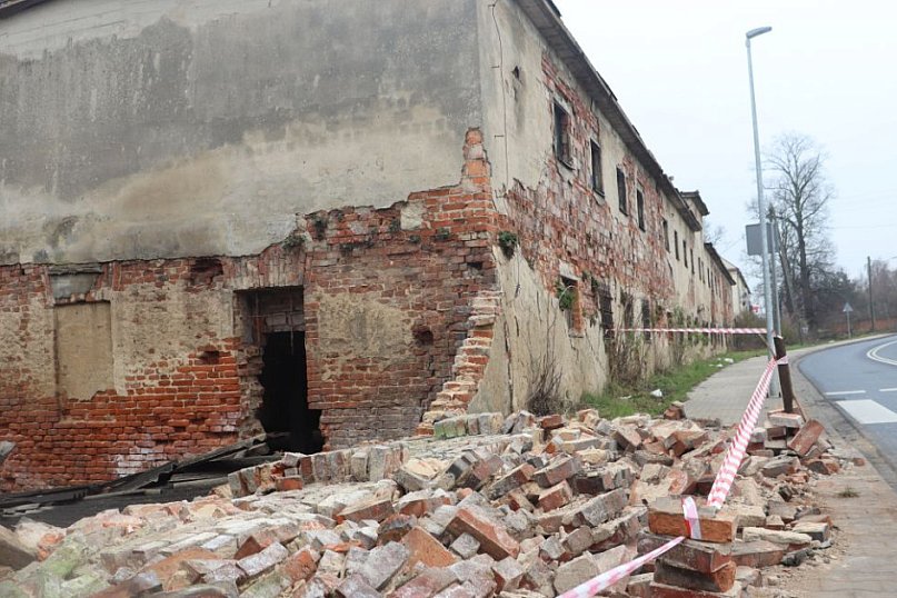 Zawalony pustostan w Brzegu Głogowskim