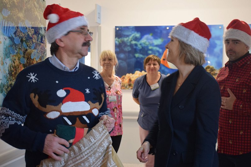 Starosta w szpitalu z prezentami od Mikołaja