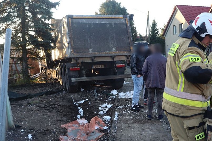 Ciężarówka w posesję w Brzegu Głogowskim