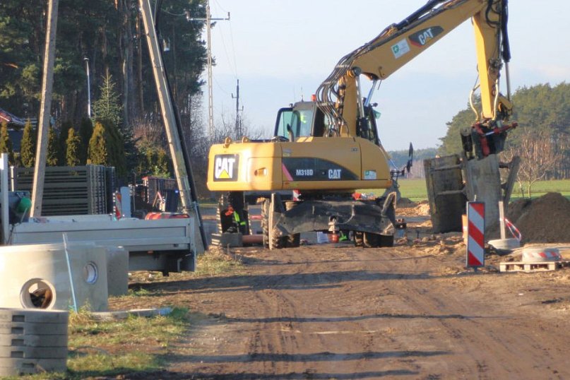 Budują drogi w Sławie