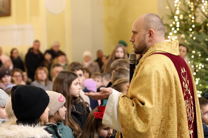 Dzieci pod stajenką z kocami i poduszkami