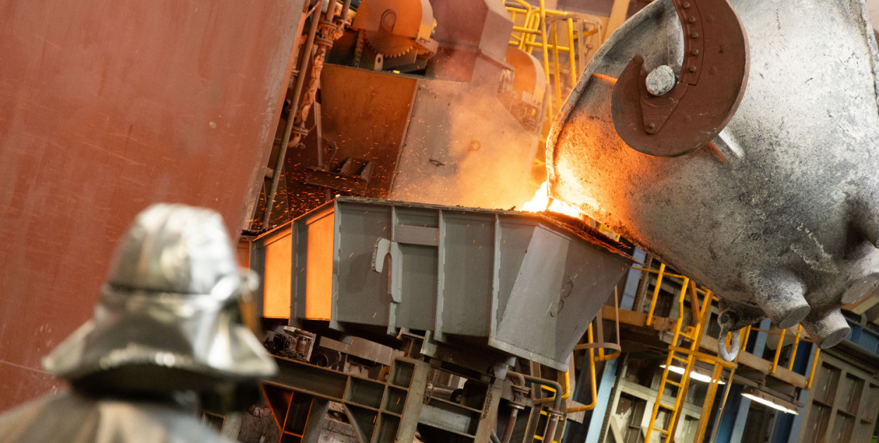 Ta huta produkuje miedź o zawartości 99,99% Cu w postaci katod