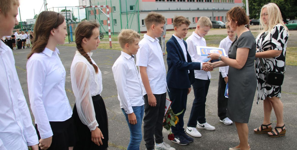 Od dzisiaj prawdziwe wakacje. Największa szkoła Sławy też świętuje [FOTO]