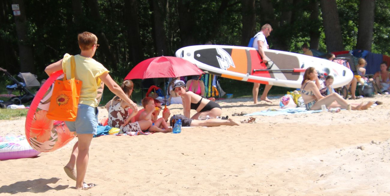 Przyjechał piasek znad morza. W Tarnowie Jeziernym jak nad Bałtykiem [FOTO]