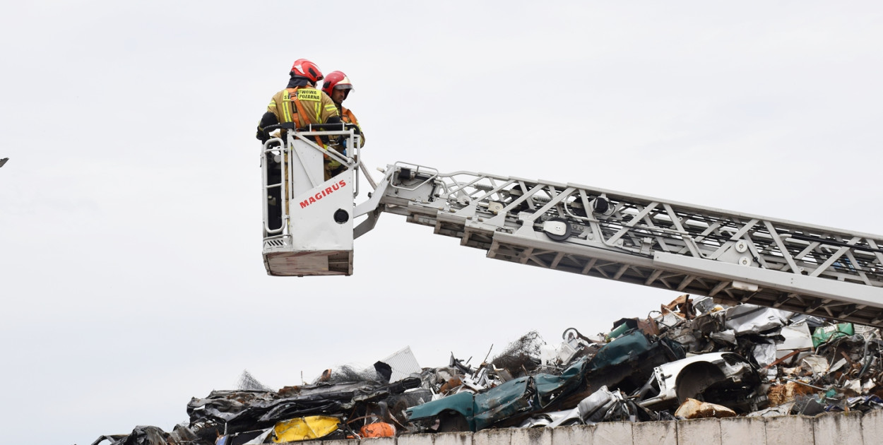 Strażacy w akcji! Pożar złomowiska odpadów metalowych w Głogowie [FOTO]