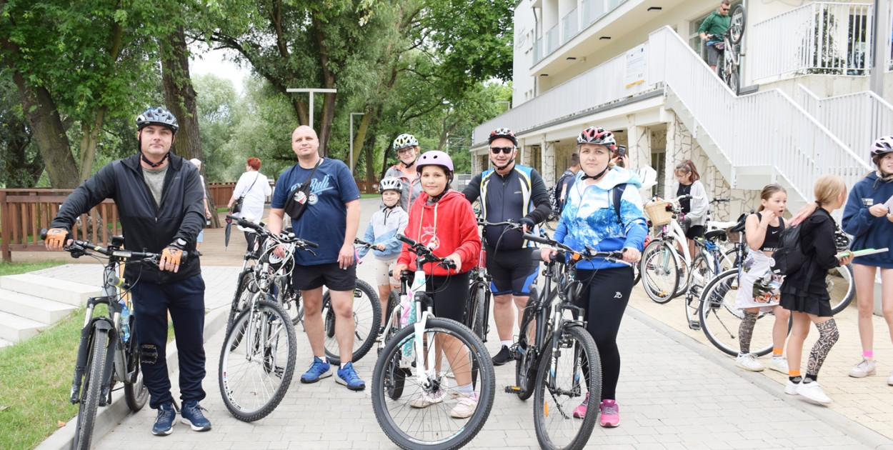 Leniwa środa w Głogowie. Pojechali na rowerach aż na Pawie Oczka