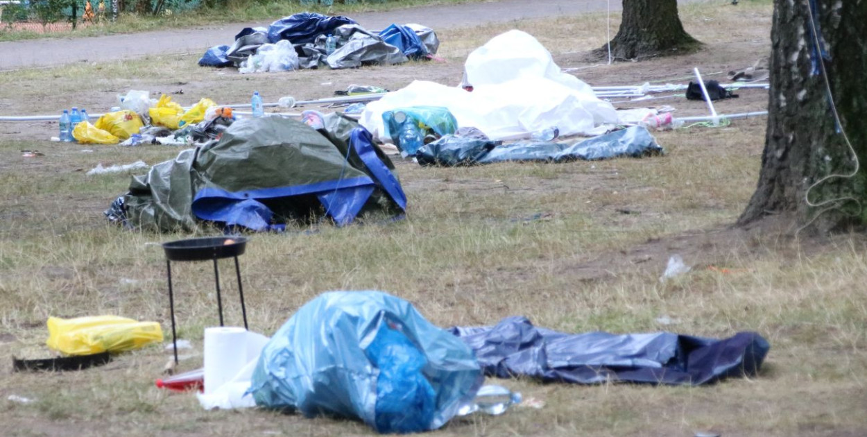 Po Rap Stacji jak po wojnie. Tony śmieci i karuzela [FOTO]