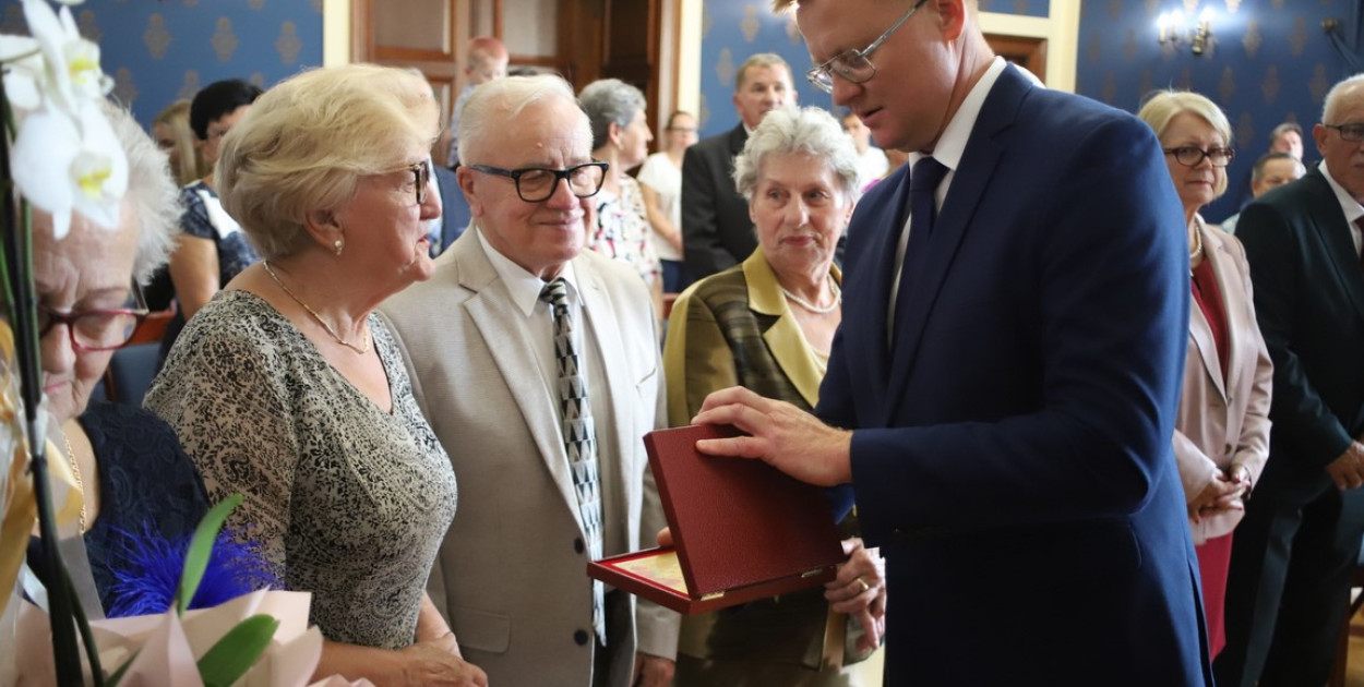 Złote Gody w głogowskim ratuszu – wyjątkowe jubileusze małżeńskie
