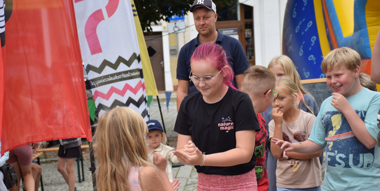W Głogowie festiwal wyszedł na ulice. Pod teatrem zrobili Skok w blok