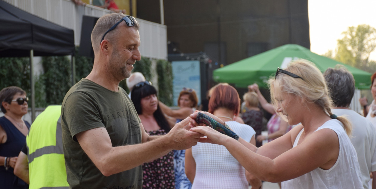 Głogów pokochał potańcówki. Tego lata miasto się roztańczyło [FOTO]