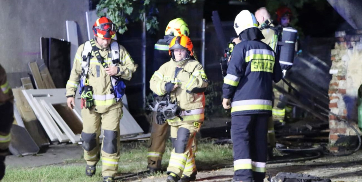 Nocny pożar w Głogowie. Cztery zastępy w akcji! [FOTO]