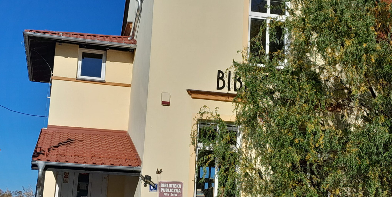 Nowy dach biblioteki w Serbach gotowy – zakończono prace modernizacyjne