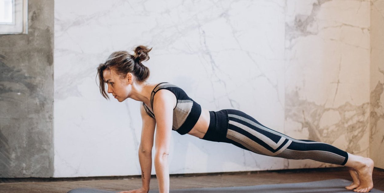 Jak zacząć praktykę jogi w domu? Poradnik dla początkujących