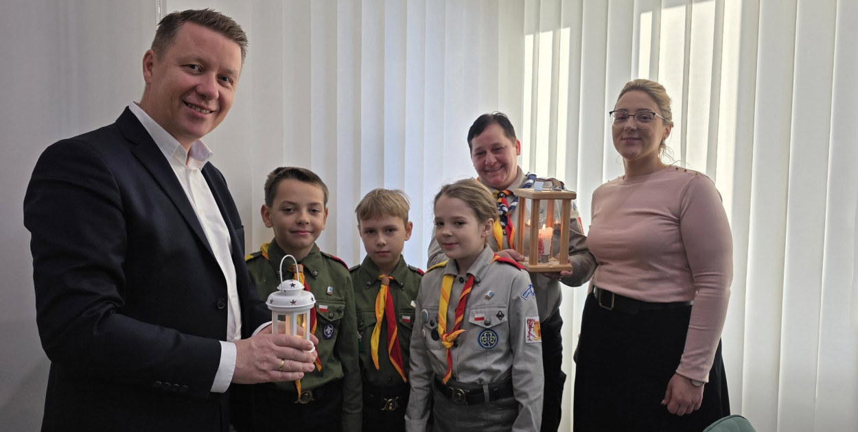 Betlejemskie Światło Pokoju dotarło do Urzędu Gminy Żukowice