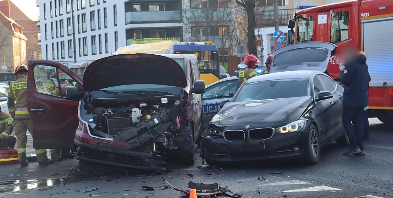Zderzenie busa z BMW w centrum Głogowa [FOTO]