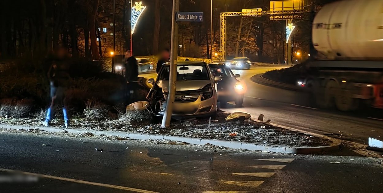 Poślizg, latarnia i konsekwencje. Co się stało na głogowskim rondzie?