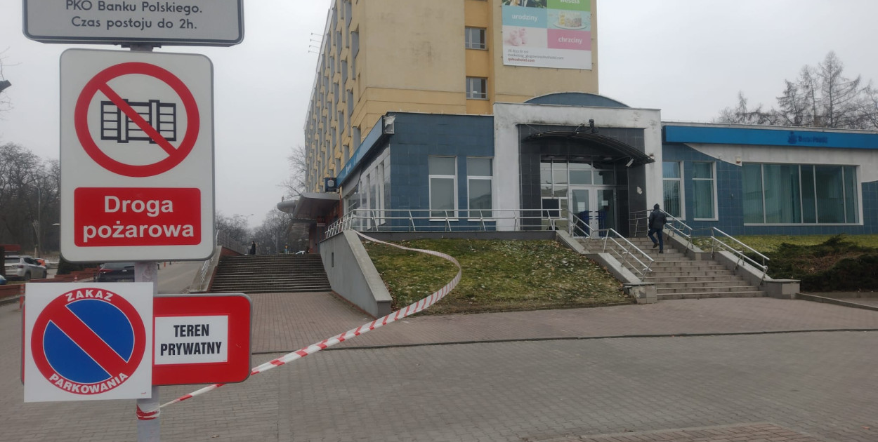 Parking po banku w Głogowie zamknięty. Tu już nie zostawimy auta