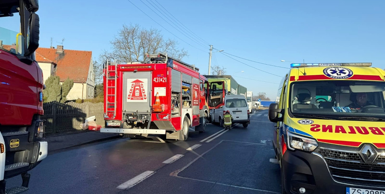 Czołówka busa z tirem. Radny z Głogowa w szpitalu