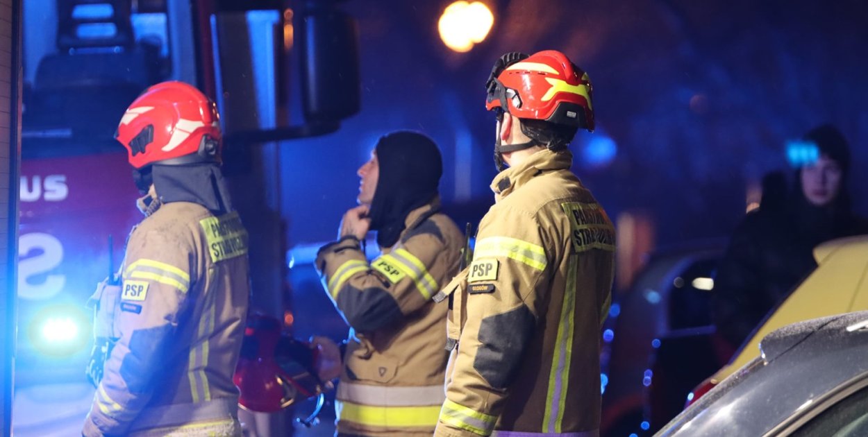 Nocny pożar na Osiedlu Kopernik w Głogowie. Dym i ogień na klatce schodowej