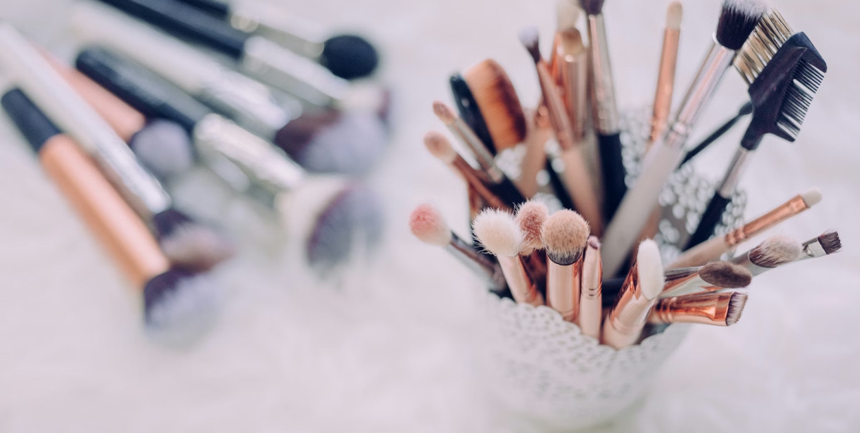 Dyskretny make-up. Jak wykonać makijaż, którego nie widać i po co to robić?