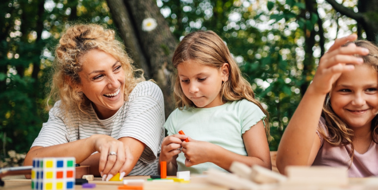 Opiekun kolonijny – jak nim zostać? Poznaj obowiązki, zadania i zarobki!