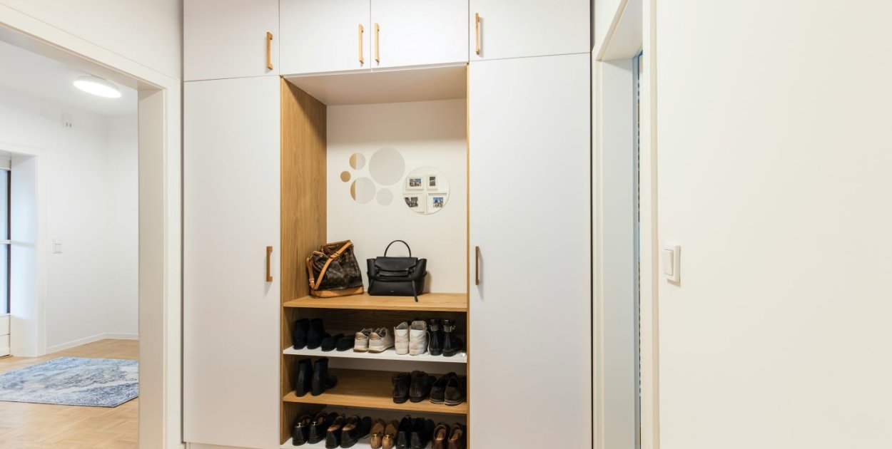 Szafa wnękowa – kiedy sprawdzi się w mieszkaniu?