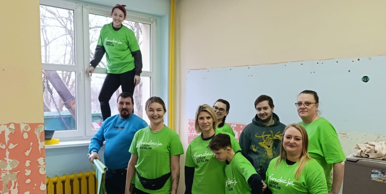 Rodzice i wolontariusze remontują szkolną kuchnię w Głogowie