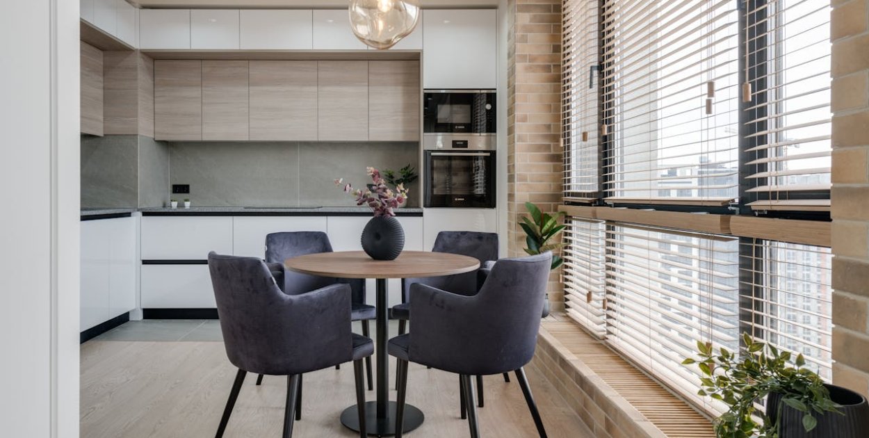 Jak dobrać stół i krzesła do jadalni o nietypowym układzie?