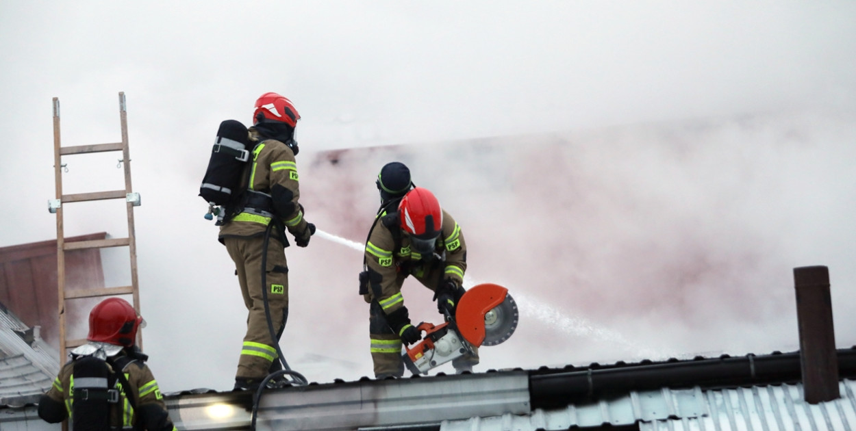 [FOTO] Pożar pod Głogowem. W budynkach butle z gazem