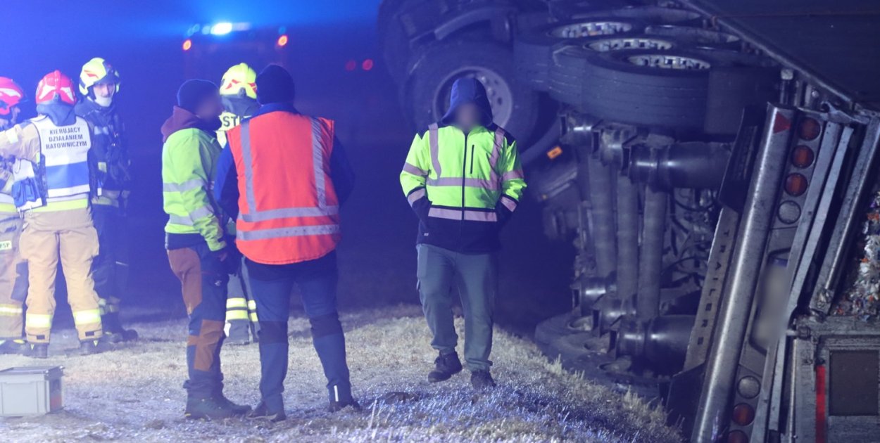 Ciężarówkę dosłownie wbiło do rowu! Scania wypadła z drogi pod Głogowem [FOTO]