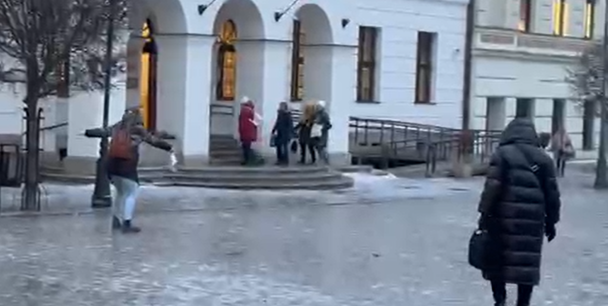 Ślizgawka po drodze do pracy w urzędzie w Głogowie [WIDEO]