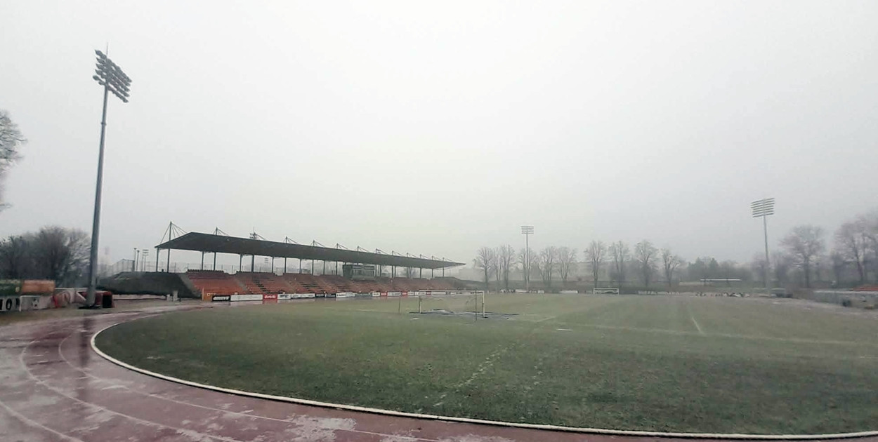 Mecz zagrożony! Chrobry grzeje murawę dniem i nocą