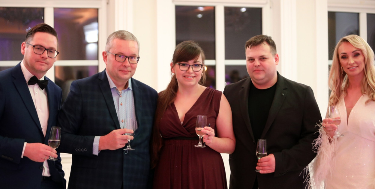 Sesja zaliczona, więc... Studenci i wykładowcy ruszyli na parkiet [FOTO]