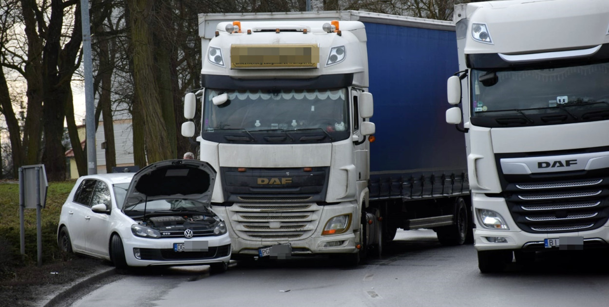 Stłuczka na dużym rondzie w Głogowie. Są utrudnienia