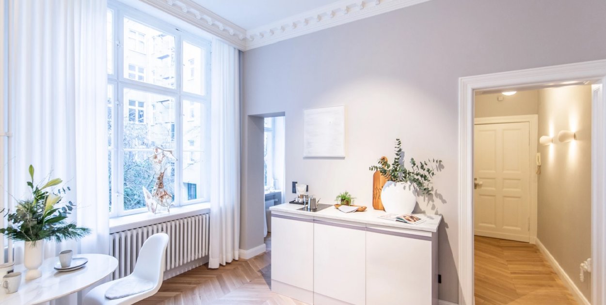 Sztukateria sufitowa w małym mieszkaniu – czy to dobry pomysł?