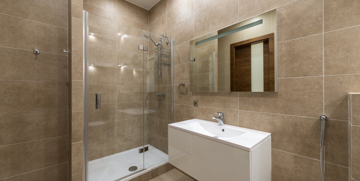 Prysznic we wnęce – aranżacje i inspiracje