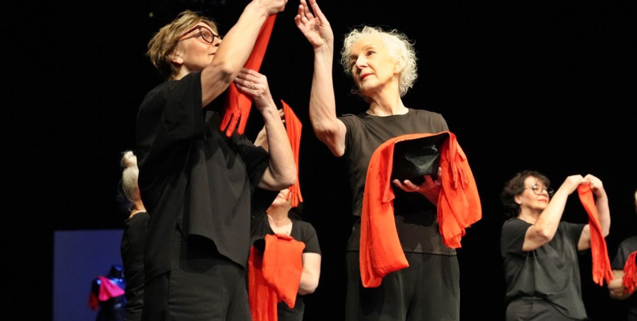 Dziś teatr dosłownie zatańczył. Głogowski UTW na scenie! [FOTO]