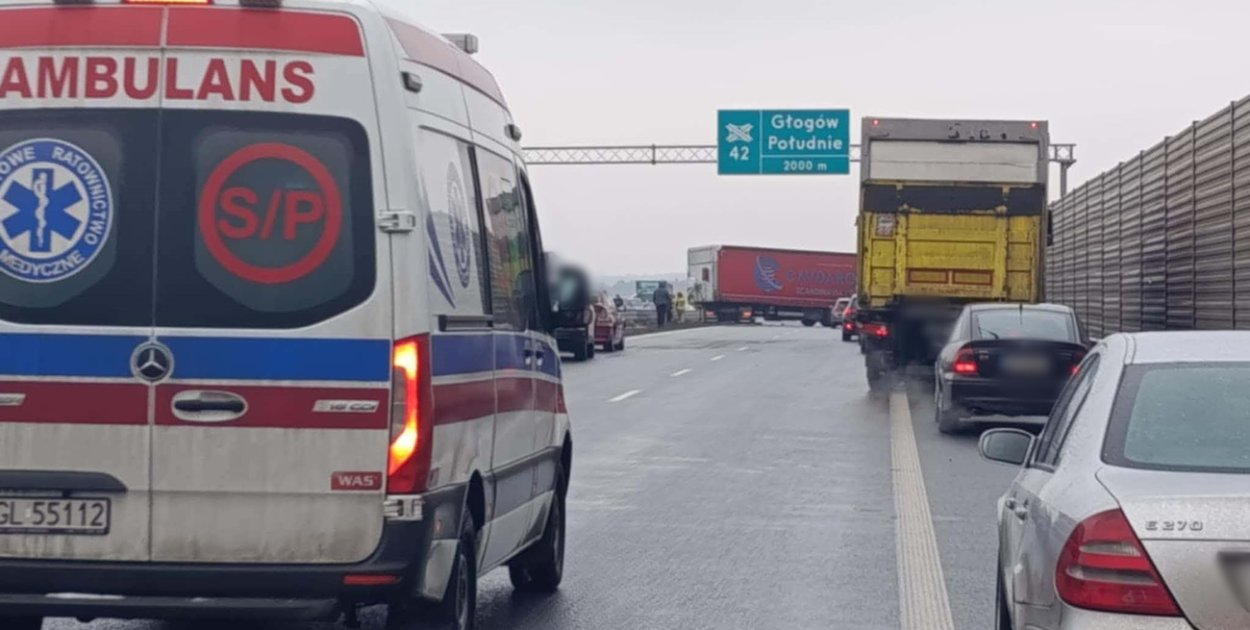 Sześć aut w kolizji na S3. Droga ekspresowa pod Głogowem zablokowana
