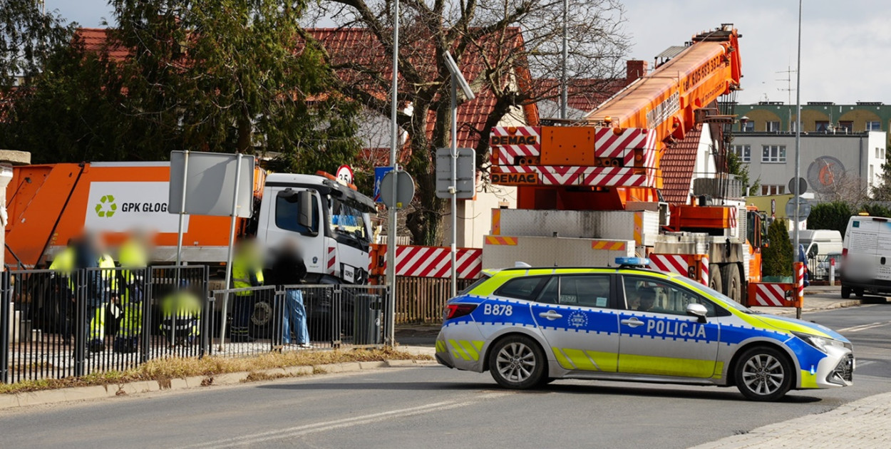 Śmieciarka zapadła się na ulicy Nowej. Taka akcja w Głogowie [FOTO]